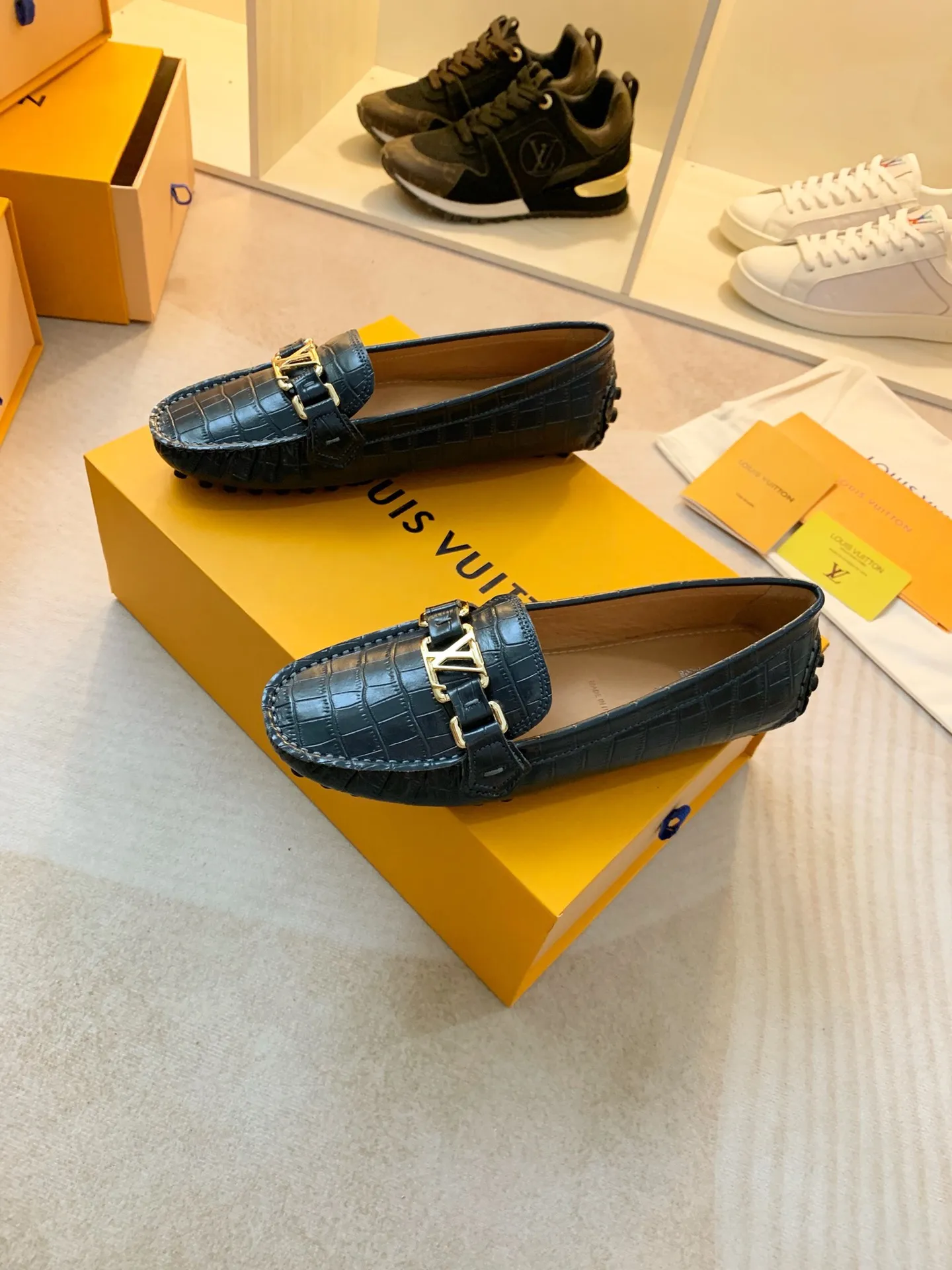 p460💰Couple model❤️🇫🇷 𝙇𝙤𝙪𝙞𝙨 𝙑𝙪𝙞𝙩𝙩𝙤𝙣 🇫🇷Louis Vuitton 2023 Classic𝓛𝓿 𝓣𝓻𝓪𝓲𝓷𝓮𝓻 Sports Series ➪➪➪¯ [Arizona Doudou Shoes Series] ▪️▪️▪️Arizona slip-on shoes are made of Monogram Eclipse canvas. Its hand-painted and dyed edges and hand-sewn uppers fully demonstrate Louis Vuitton's traditional shoemaking craftsmanship. This slip-on shoe is very lightweight. The integrated tongue and upper make it particularly comfortable and flexible. The soft outsole is equipped with rubber padding. Decorated with matching sash. Detailed features: ☑️Monogram Eclipse canvas ☑️Black Eclipse pattern ☑️Hand-painted shoe edges ☑️Hand-sewn uppers (each pair takes time to process) ☑️Integrated tongue and upper construction ☑️Outsole equipped with rubber lining ☑️size: 35_46